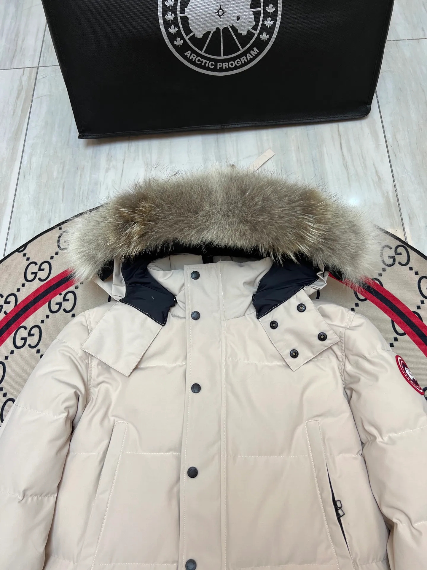 P800 Canada Goose Wyndham Parka has 29 styles for men and women. The hood and fur collar are detachable. My personal favorite is simple and elegant. It is clean and tidy. All Arctic and Antarctic scientific expedition teams choose Canada Goose as their cold wear. It is the Rolls-Royce of down jackets. ➖ Industry-leading anti-counterfeiting chip sensing. ➖ Imported Behringer embroidery machines and customized embroidery labels, the highest level and industry leading. ➖ Imported Korean 21-count polyester-cotton blended original fabric, TC85 waterproof coated fabric, water-repellent, windproof and wear-resistant. ➖ The new national standard 80 white duck down is filled with an average of 520 grams of down. The amount of down filled is industry-leading. ➖ 100% nylon lining with double double-layer sealing design to prevent velvet running, and seamless thread design on the cuffs! ➖ Western Canadian Green Wolf Collar. ➖ Yoshida YKK provides original factory-customized electroplated sliders. YKK two-way lockable zippers are tight and smooth and do not peel off paint. ➖ 3M composite Velcro is durable and the accessories and hardware are all custom-made. Note: Our copywriting is only simple and clear. Instead of bragging about the copywriting, it is better to compare and understand with samples. Only for the purest goose, the most dedicated, the most professional, the highest quality, the highest cost performance! SIZE:S-XXL [With size chart]